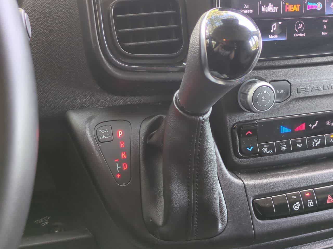 Furgoneta de carga RAM ProMaster 3500 Tradesman de 2025, techo superalto, distancia entre ejes de 159 pulgadas, versión EXT con asiento del acompañante