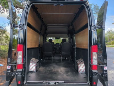 Furgoneta de carga RAM ProMaster 3500 Tradesman de 2025, techo superalto, distancia entre ejes de 159 pulgadas, versión EXT con asiento del acompañante