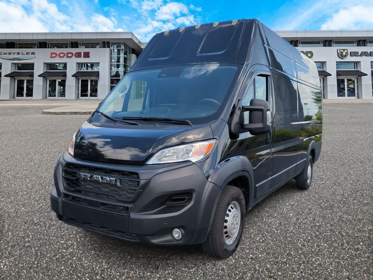 Furgoneta de carga RAM ProMaster 3500 Tradesman de 2025, techo superalto, distancia entre ejes de 159 pulgadas, versión EXT con asiento del acompañante