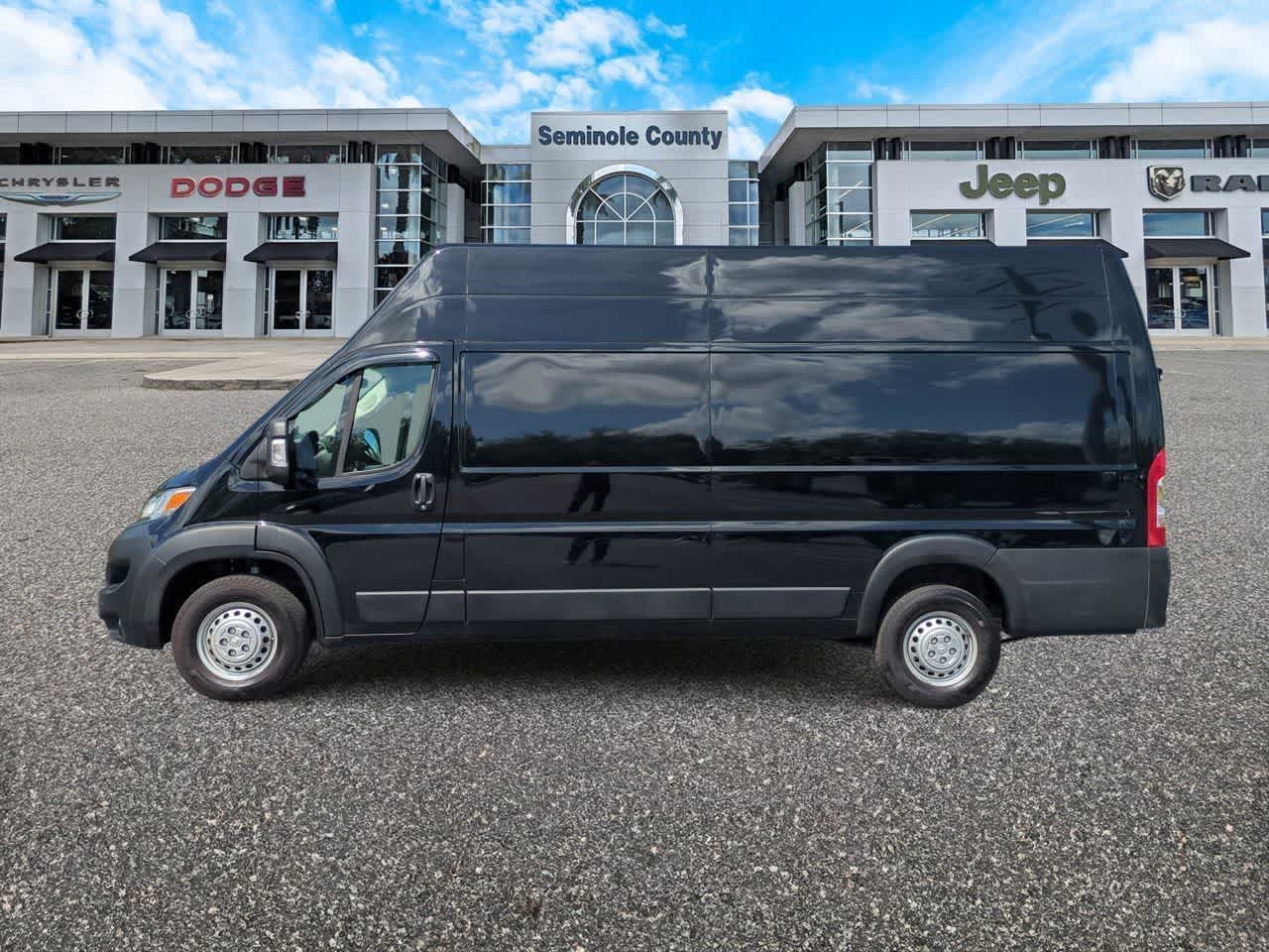 Furgoneta de carga RAM ProMaster 3500 Tradesman de 2025, techo superalto, distancia entre ejes de 159 pulgadas, versión EXT con asiento del acompañante