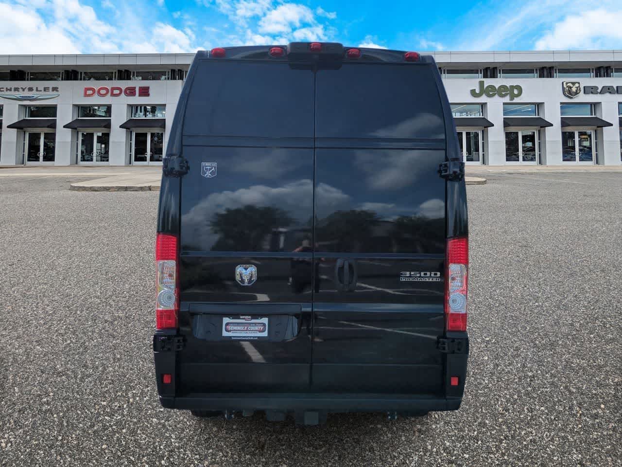 Furgoneta de carga RAM ProMaster 3500 Tradesman de 2025, techo superalto, distancia entre ejes de 159 pulgadas, versión EXT con asiento del acompañante