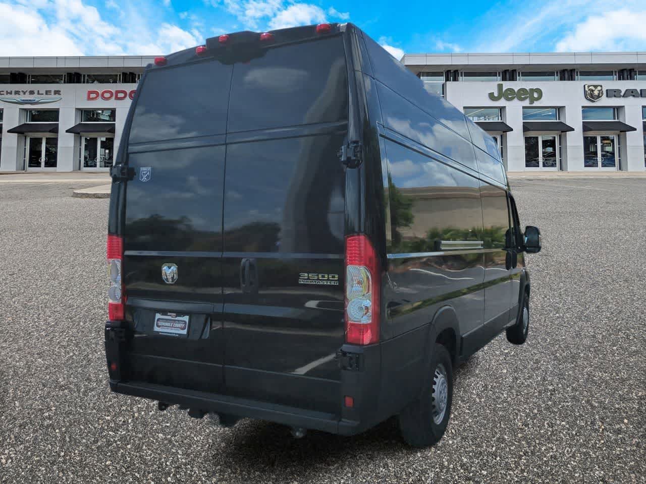 Furgoneta de carga RAM ProMaster 3500 Tradesman de 2025, techo superalto, distancia entre ejes de 159 pulgadas, versión EXT con asiento del acompañante