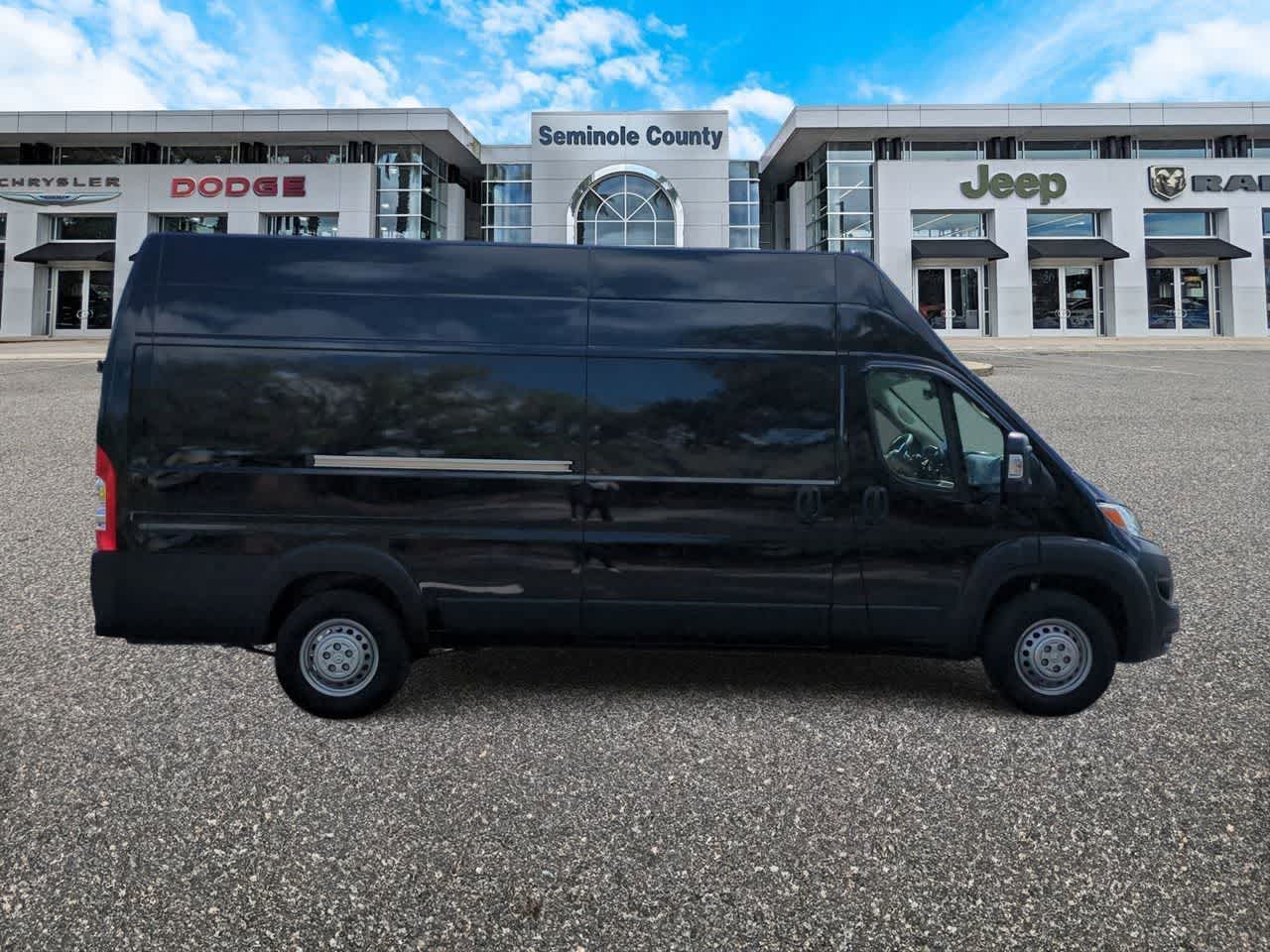 Furgoneta de carga RAM ProMaster 3500 Tradesman de 2025, techo superalto, distancia entre ejes de 159 pulgadas, versión EXT con asiento del acompañante