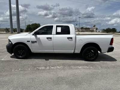 RAM 1500 Classic Tradesman de 2022, cabina doble, tracción 4x2 y caja de 1,70 m
