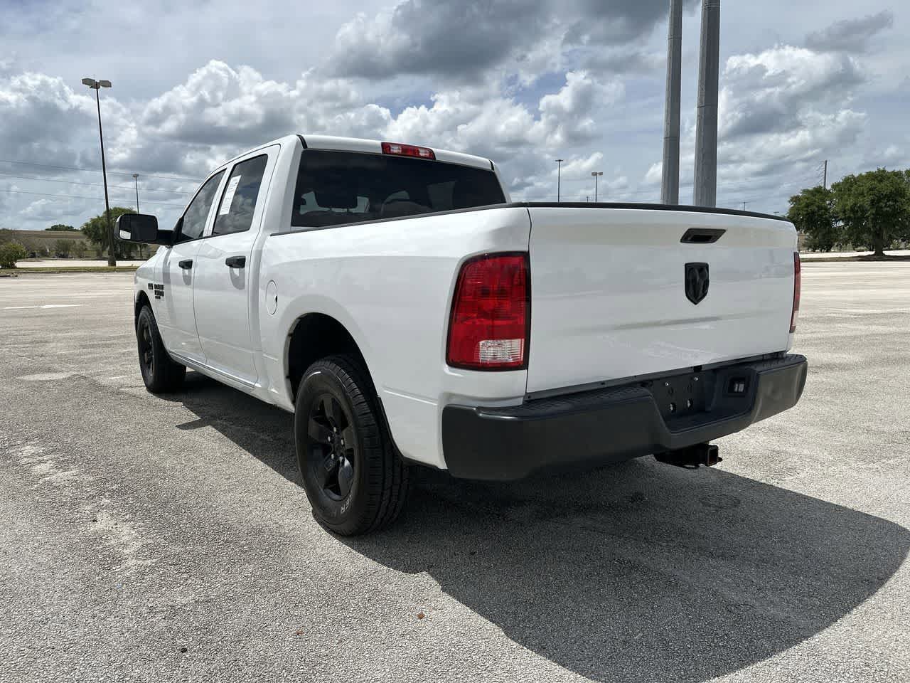 RAM 1500 Classic Tradesman de 2022, cabina doble, tracción 4x2 y caja de 1,70 m