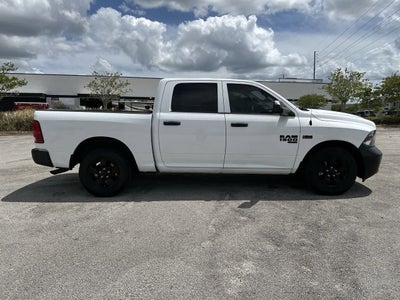 RAM 1500 Classic Tradesman de 2022, cabina doble, tracción 4x2 y caja de 1,70 m