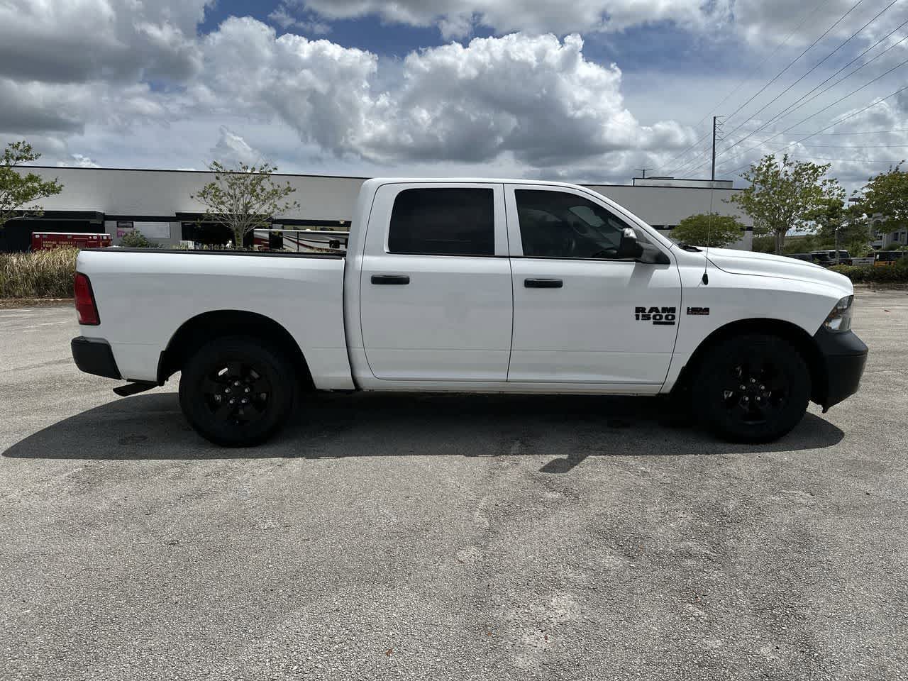 RAM 1500 Classic Tradesman de 2022, cabina doble, tracción 4x2 y caja de 1,70 m