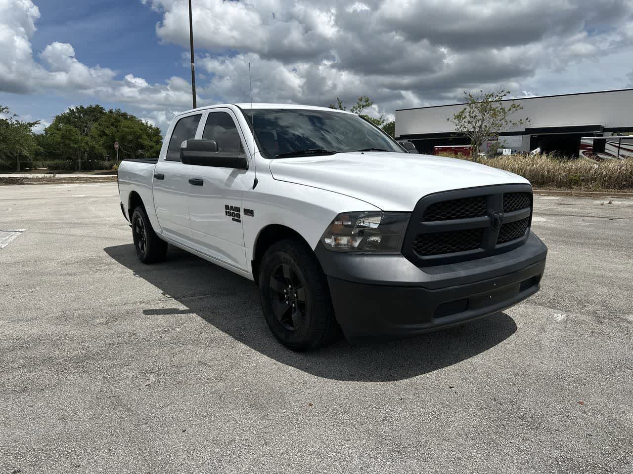 RAM 1500 Classic Tradesman de 2022, cabina doble, tracción 4x2 y caja de 1,70 m