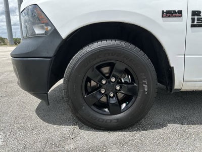 RAM 1500 Classic Tradesman de 2022, cabina doble, tracción 4x2 y caja de 1,70 m