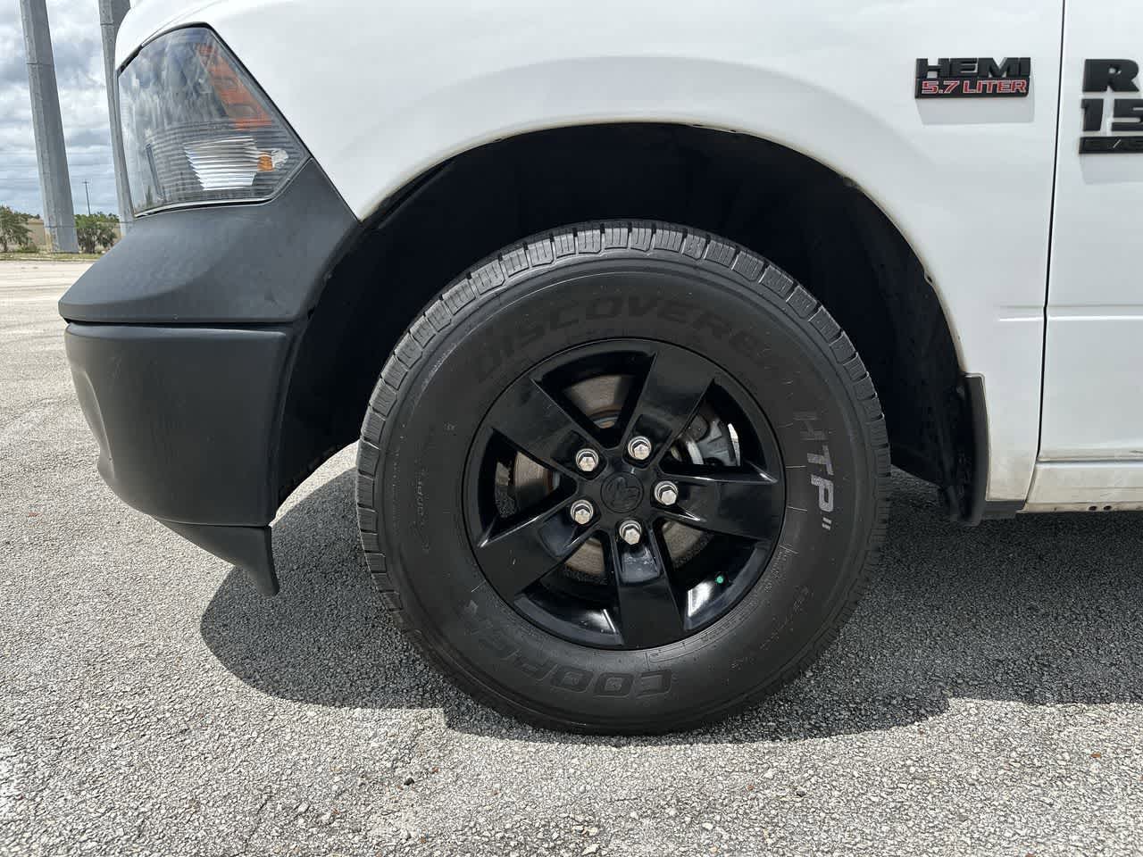 RAM 1500 Classic Tradesman de 2022, cabina doble, tracción 4x2 y caja de 1,70 m