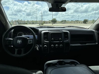 RAM 1500 Classic Tradesman de 2022, cabina doble, tracción 4x2 y caja de 1,70 m