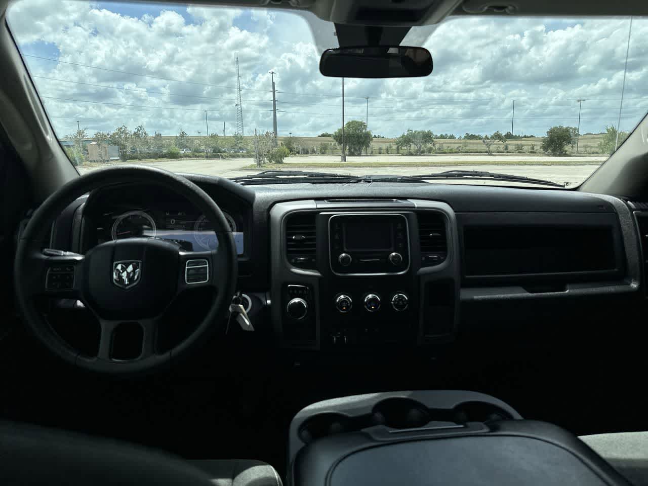 RAM 1500 Classic Tradesman de 2022, cabina doble, tracción 4x2 y caja de 1,70 m