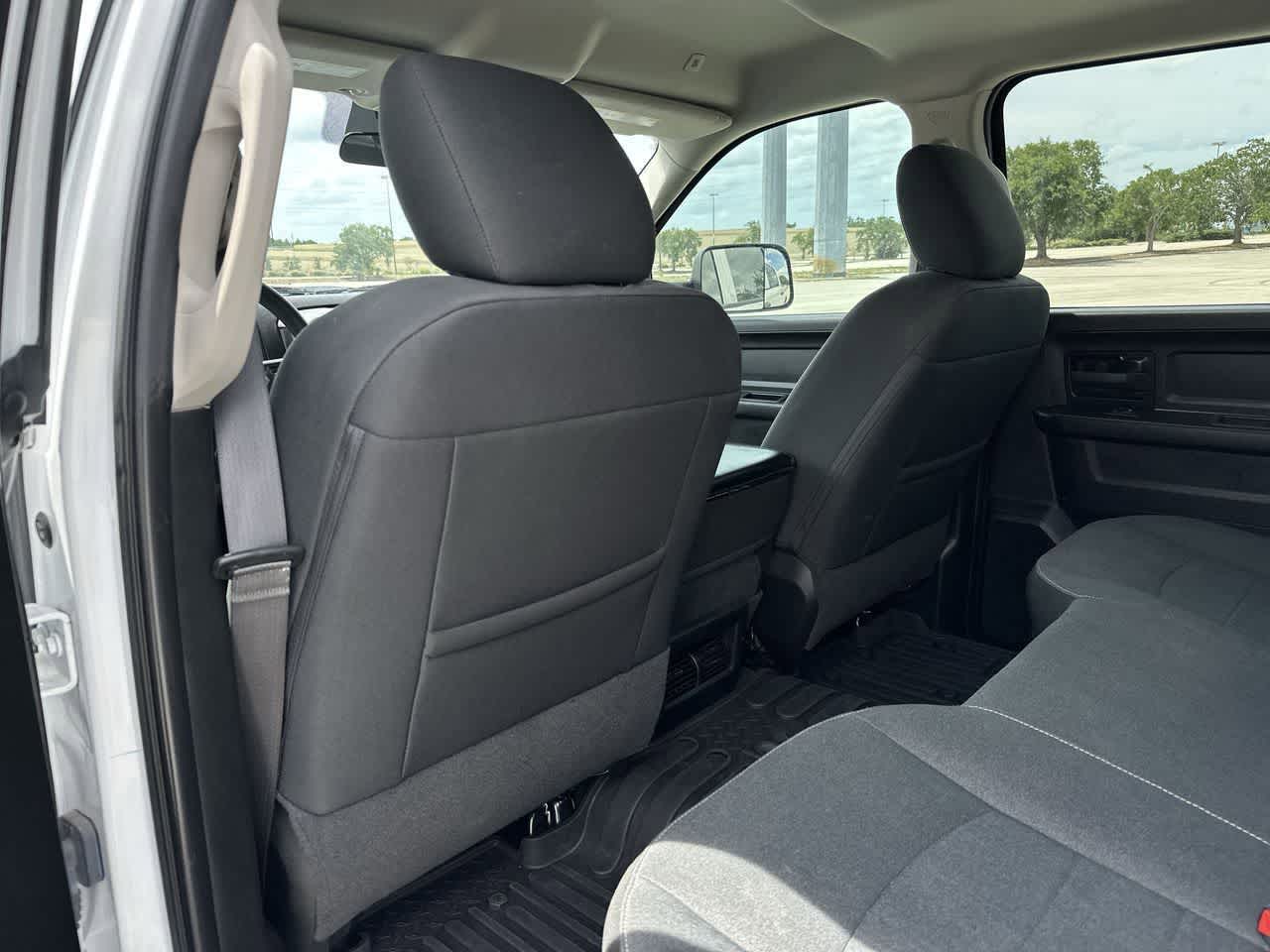 RAM 1500 Classic Tradesman de 2022, cabina doble, tracción 4x2 y caja de 1,70 m