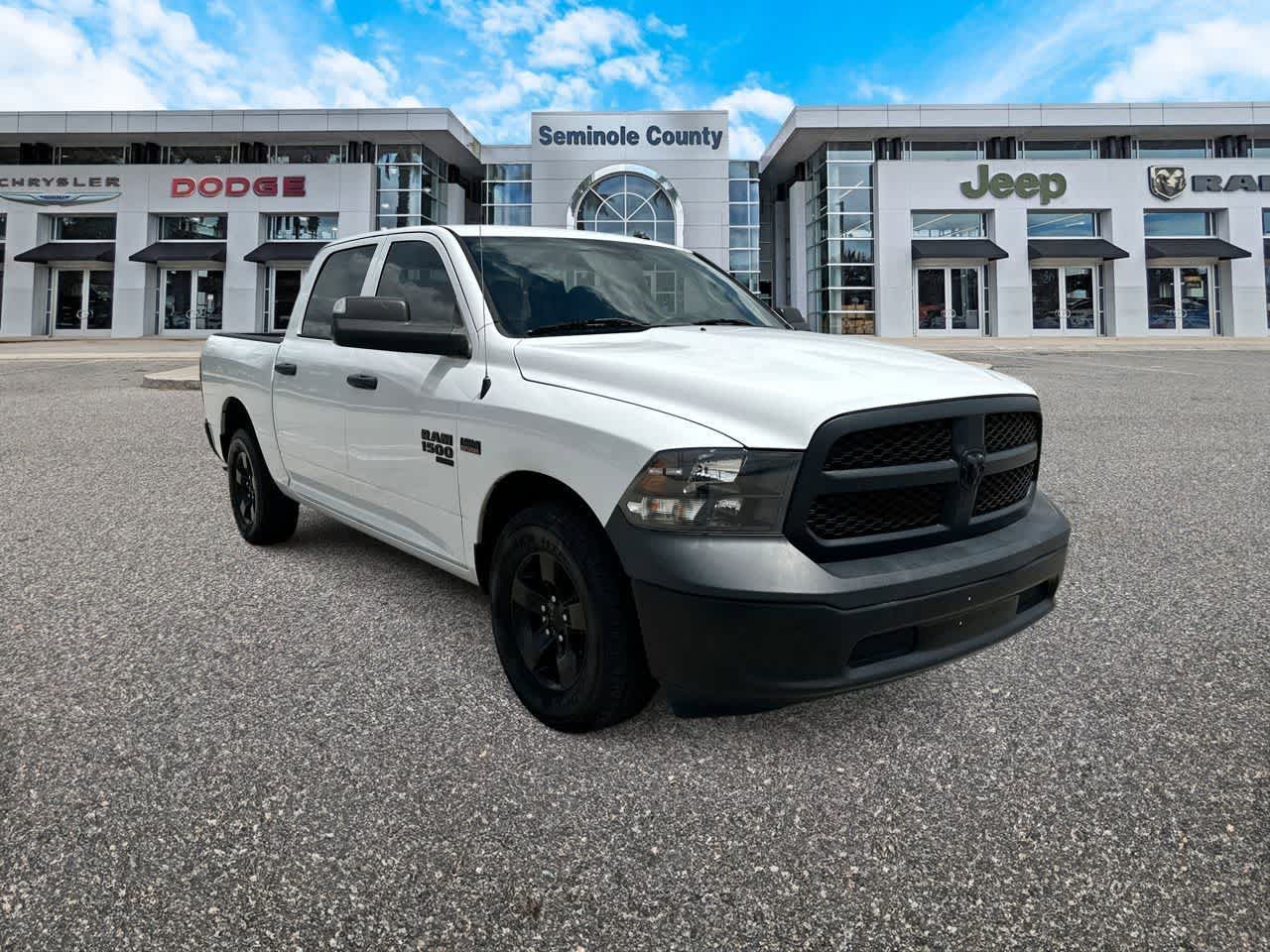RAM 1500 Classic Tradesman de 2022, cabina doble, tracción 4x2 y caja de 1,70 m