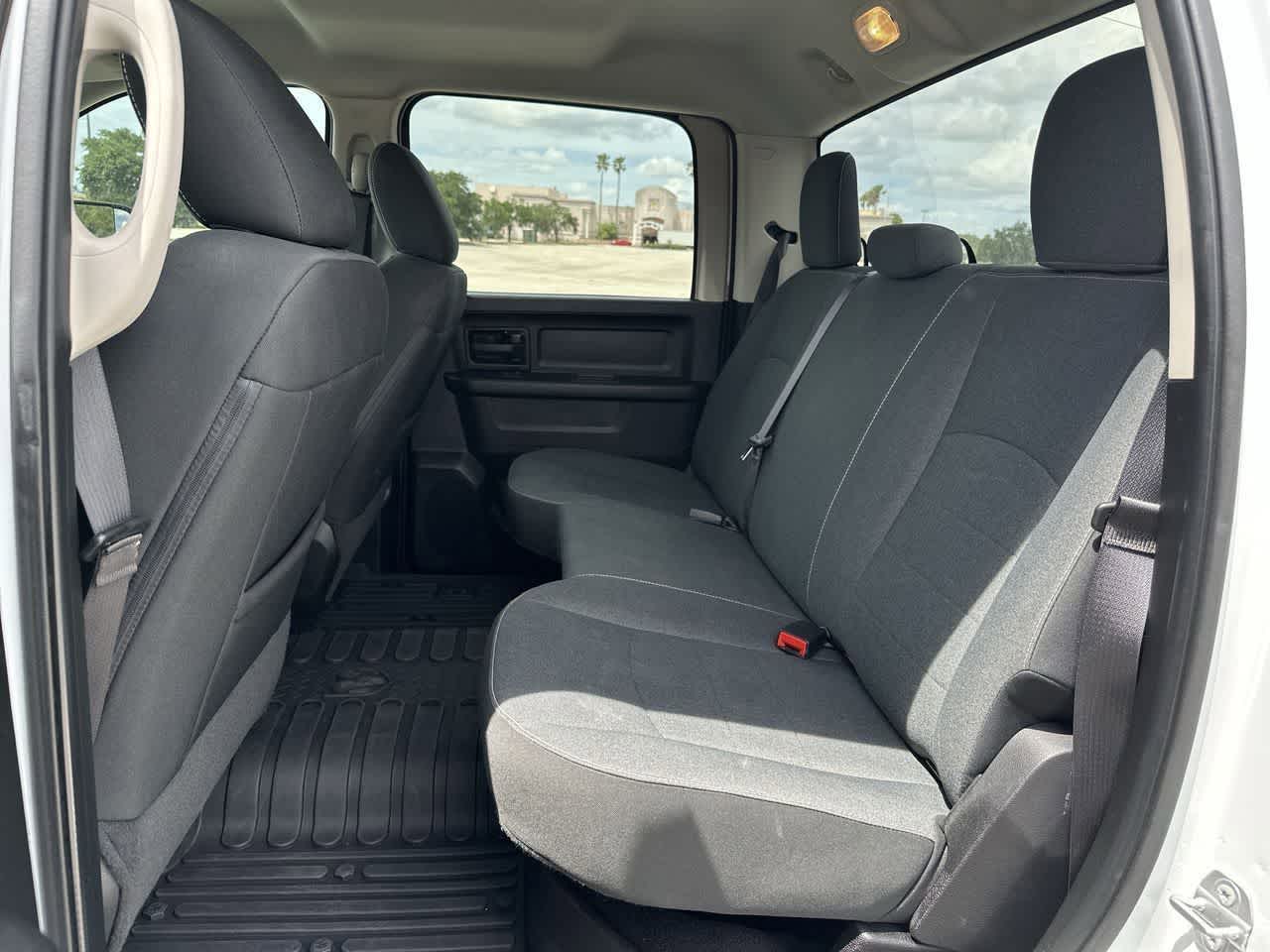 RAM 1500 Classic Tradesman de 2022, cabina doble, tracción 4x2 y caja de 1,70 m