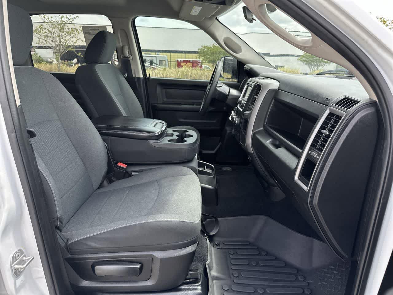 RAM 1500 Classic Tradesman de 2022, cabina doble, tracción 4x2 y caja de 1,70 m