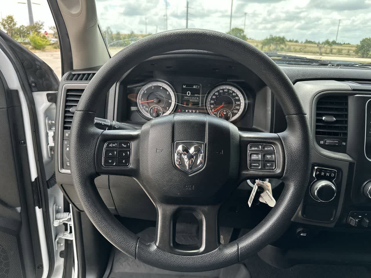 RAM 1500 Classic Tradesman de 2022, cabina doble, tracción 4x2 y caja de 1,70 m
