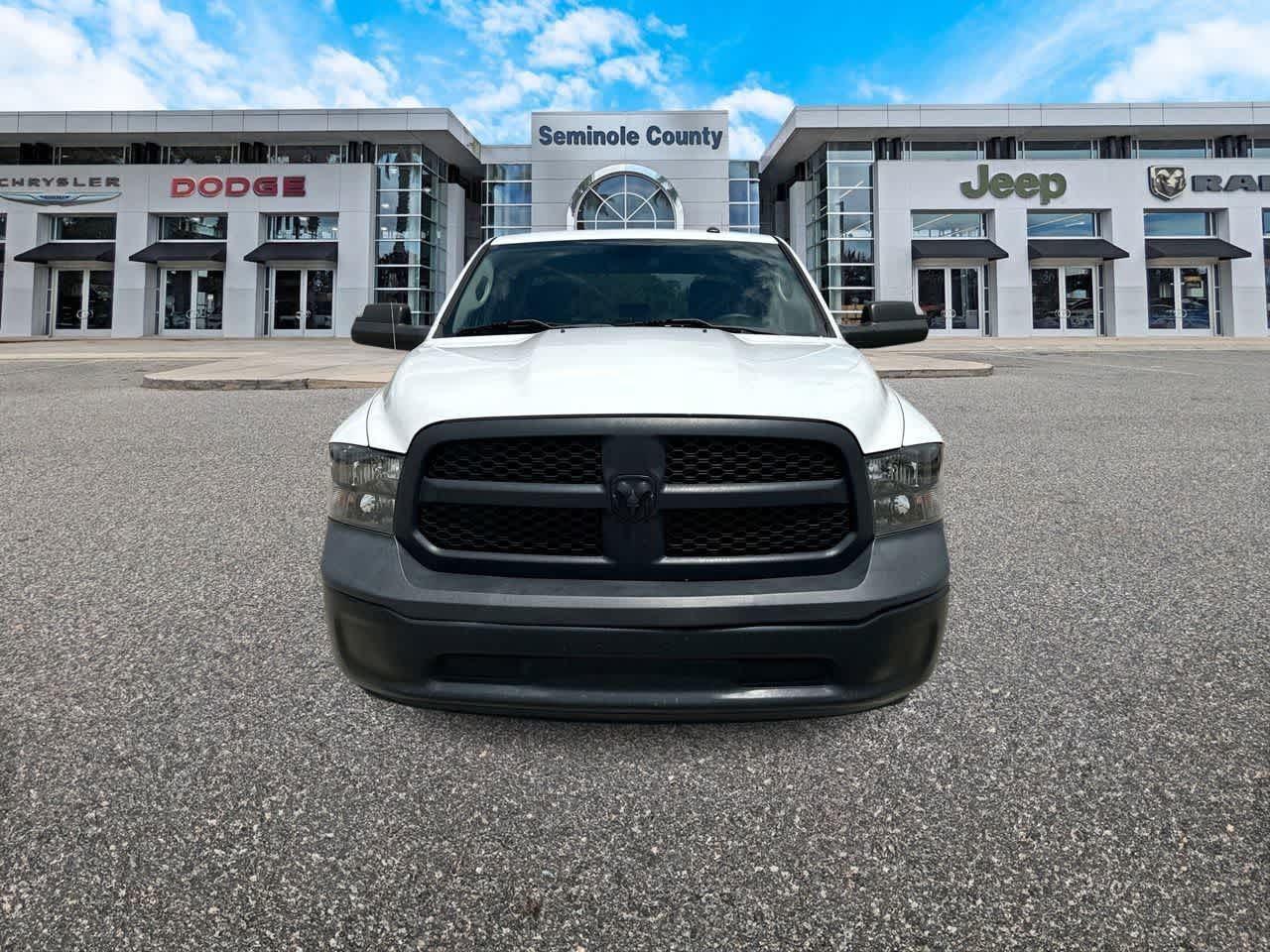RAM 1500 Classic Tradesman de 2022, cabina doble, tracción 4x2 y caja de 1,70 m