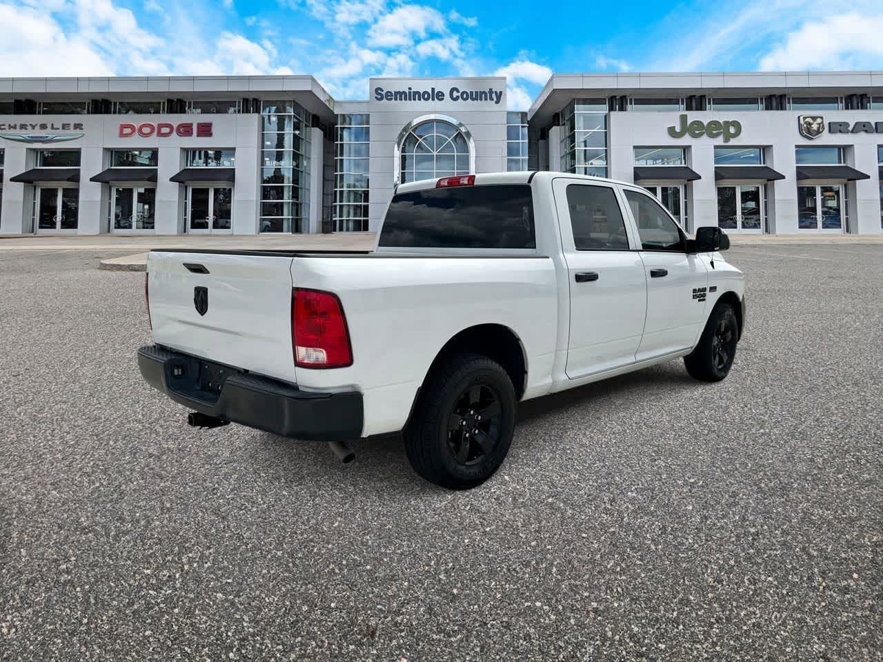 RAM 1500 Classic Tradesman de 2022, cabina doble, tracción 4x2 y caja de 1,70 m