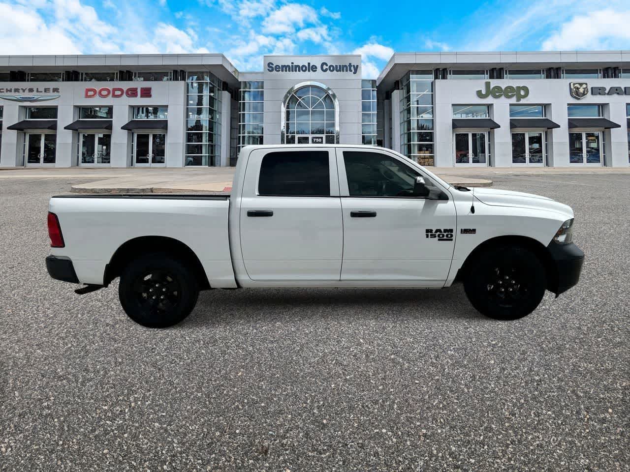 RAM 1500 Classic Tradesman de 2022, cabina doble, tracción 4x2 y caja de 1,70 m