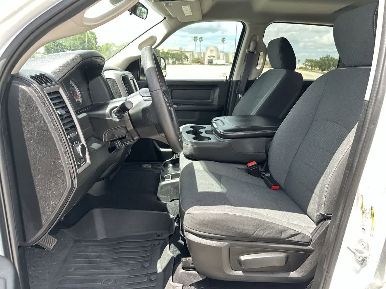 RAM 1500 Classic Tradesman de 2022, cabina doble, tracción 4x2 y caja de 1,70 m