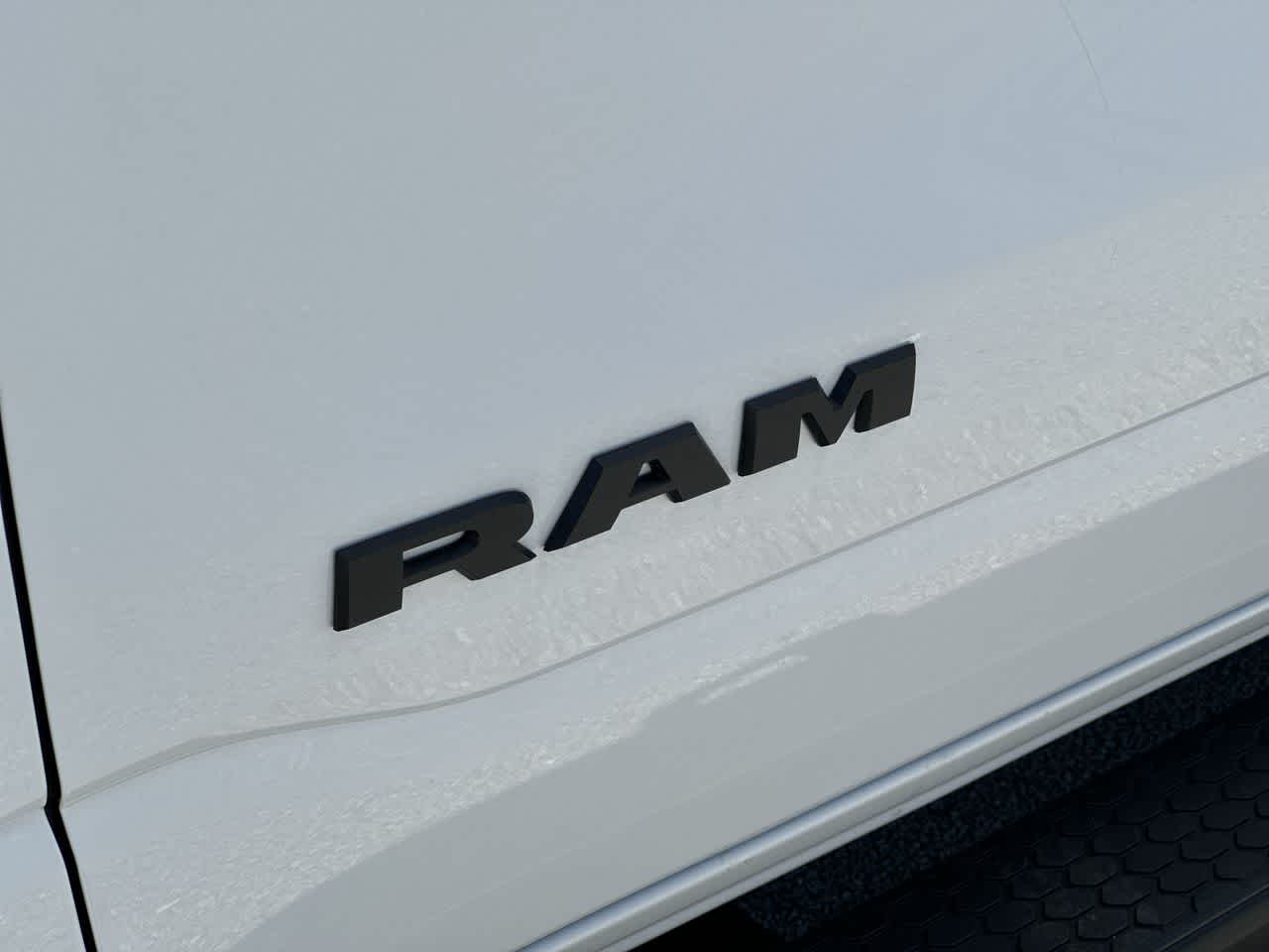RAM 1500 WARLOCK de 2026, cabina doble, tracción 4x4 y caja de 1,70 m