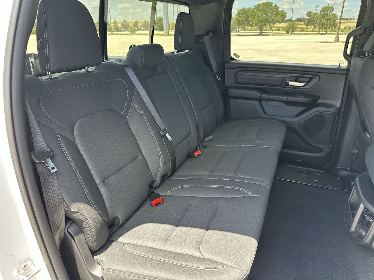 RAM 1500 WARLOCK de 2026, cabina doble, tracción 4x4 y caja de 1,70 m