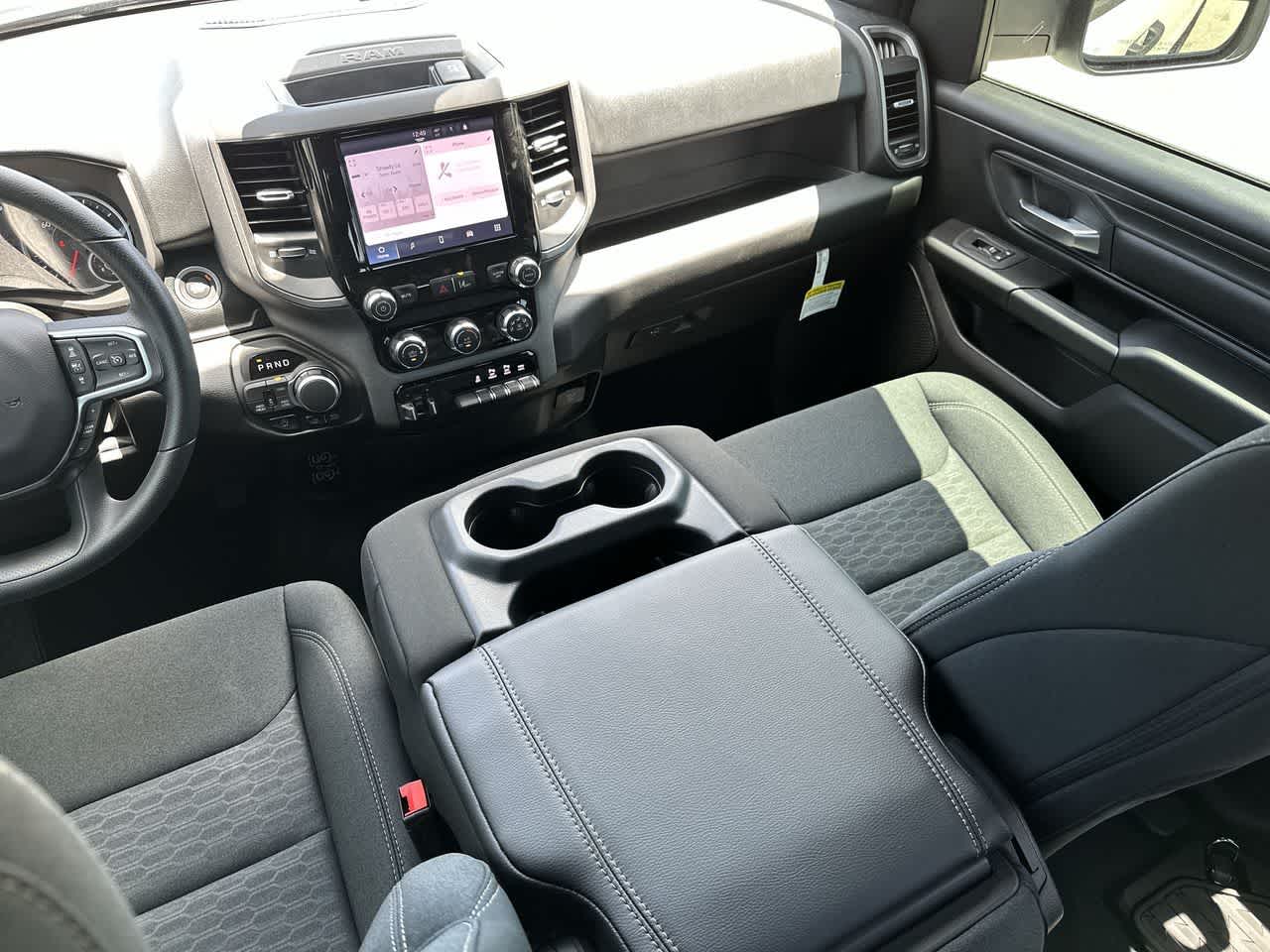 RAM 1500 WARLOCK de 2026, cabina doble, tracción 4x4 y caja de 1,70 m