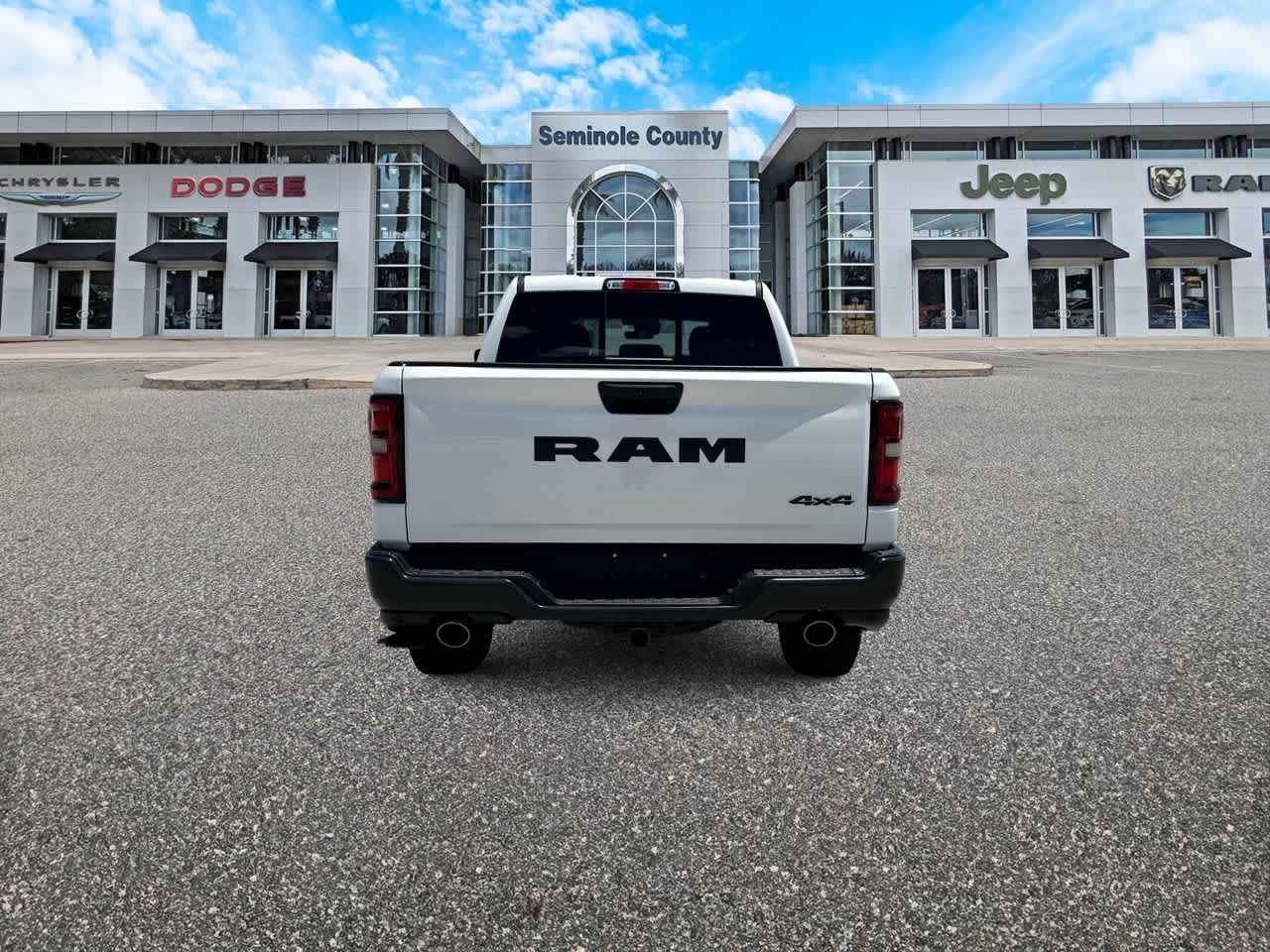 RAM 1500 WARLOCK de 2026, cabina doble, tracción 4x4 y caja de 1,70 m