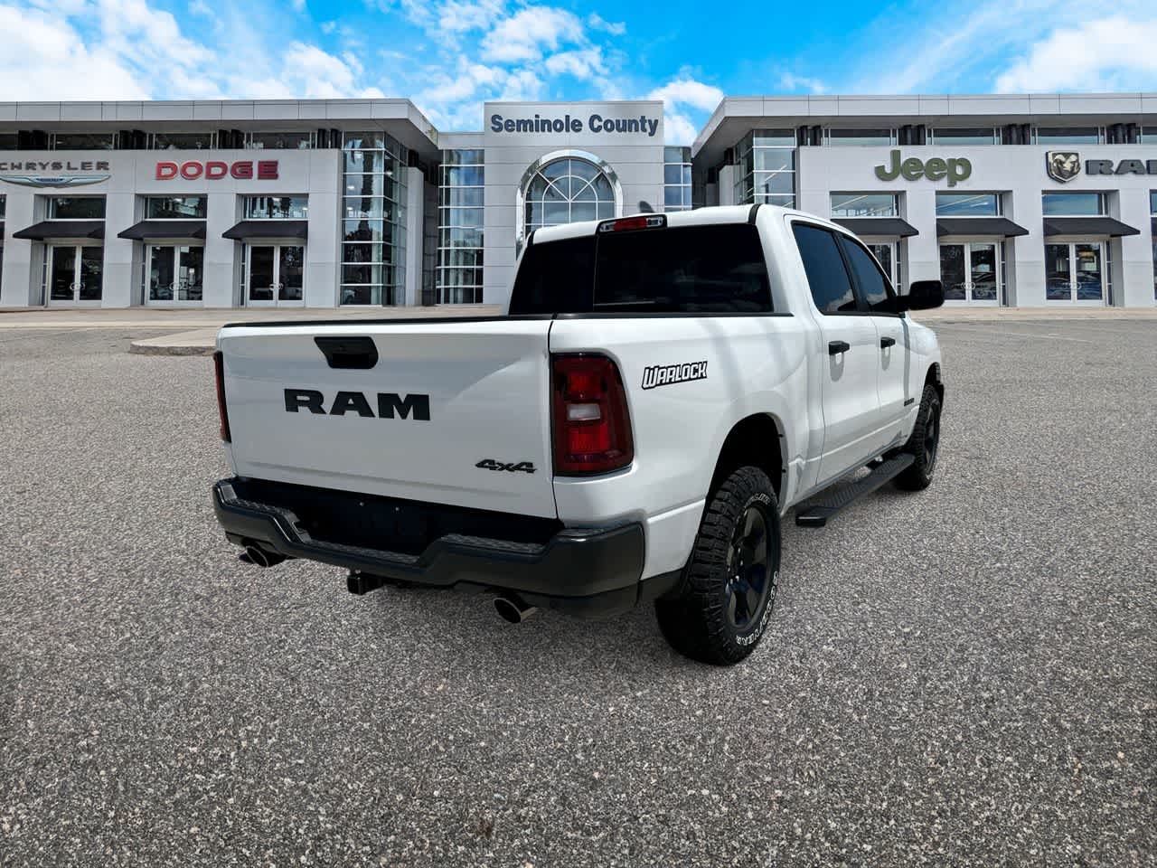RAM 1500 WARLOCK de 2026, cabina doble, tracción 4x4 y caja de 1,70 m