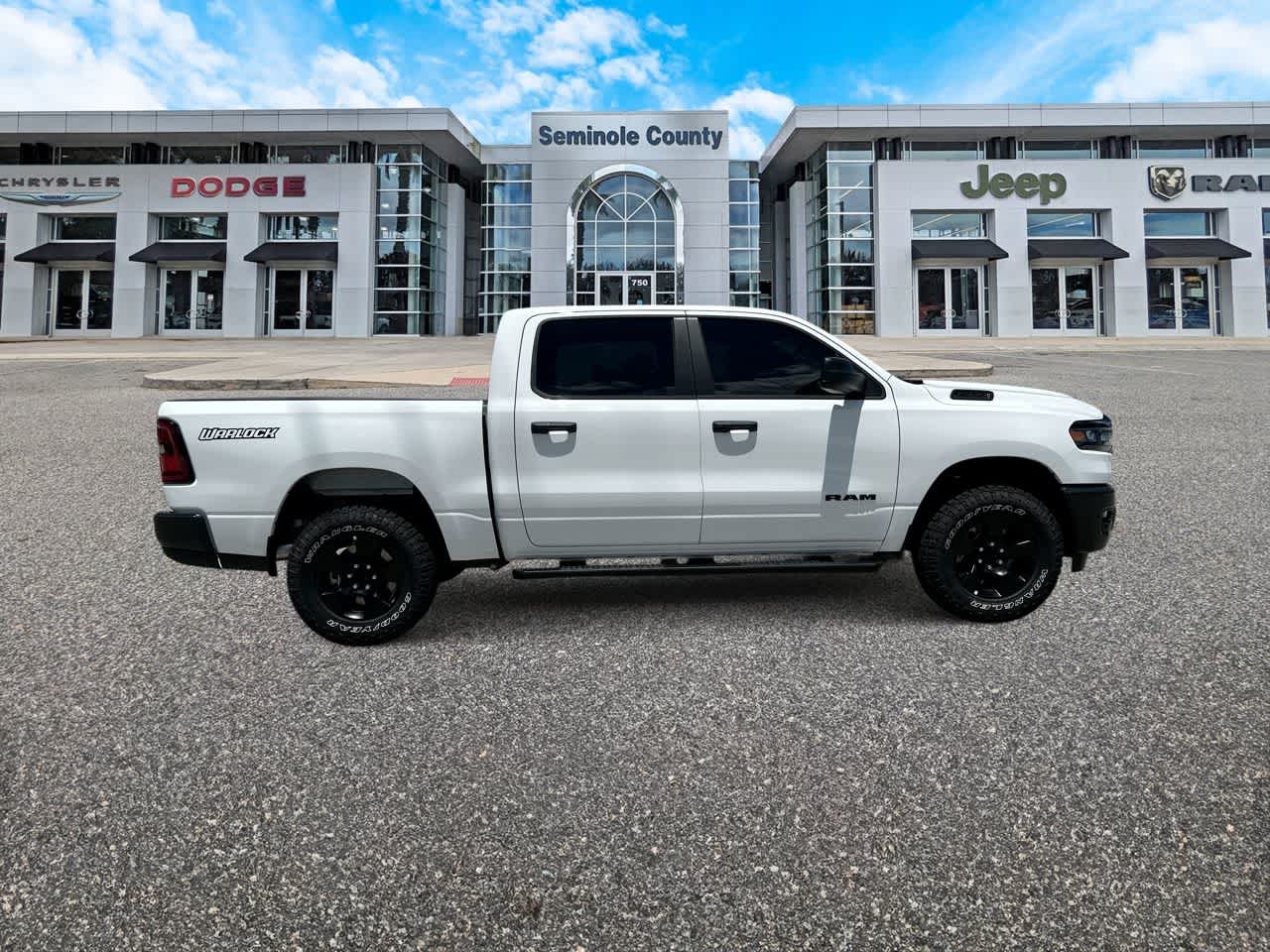 RAM 1500 WARLOCK de 2026, cabina doble, tracción 4x4 y caja de 1,70 m