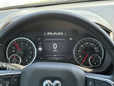 RAM 1500 WARLOCK de 2026, cabina doble, tracción 4x4 y caja de 1,70 m