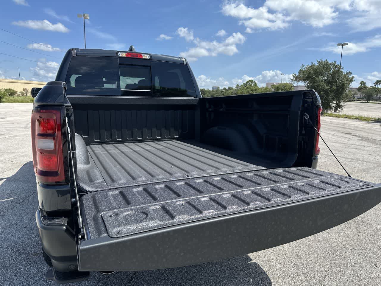 RAM 1500 WARLOCK de 2026, cabina doble, tracción 4x4 y caja de 1,70 m