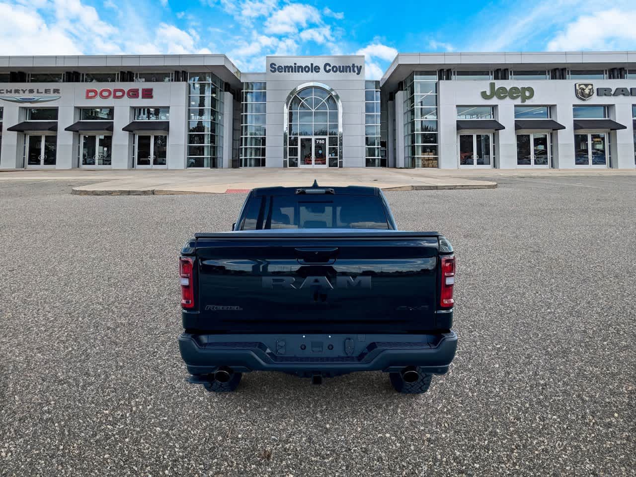 RAM 1500 de 2027, RAM 1500 REBEL, cabina doble, 4x4, caja de 5'7'