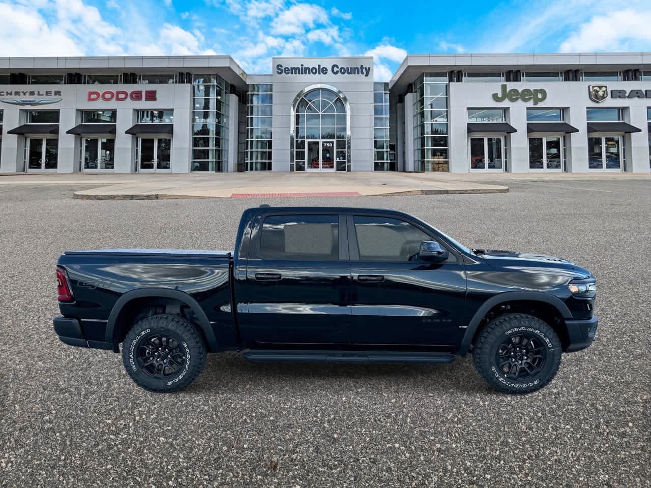 RAM 1500 de 2027, RAM 1500 REBEL, cabina doble, 4x4, caja de 5'7'