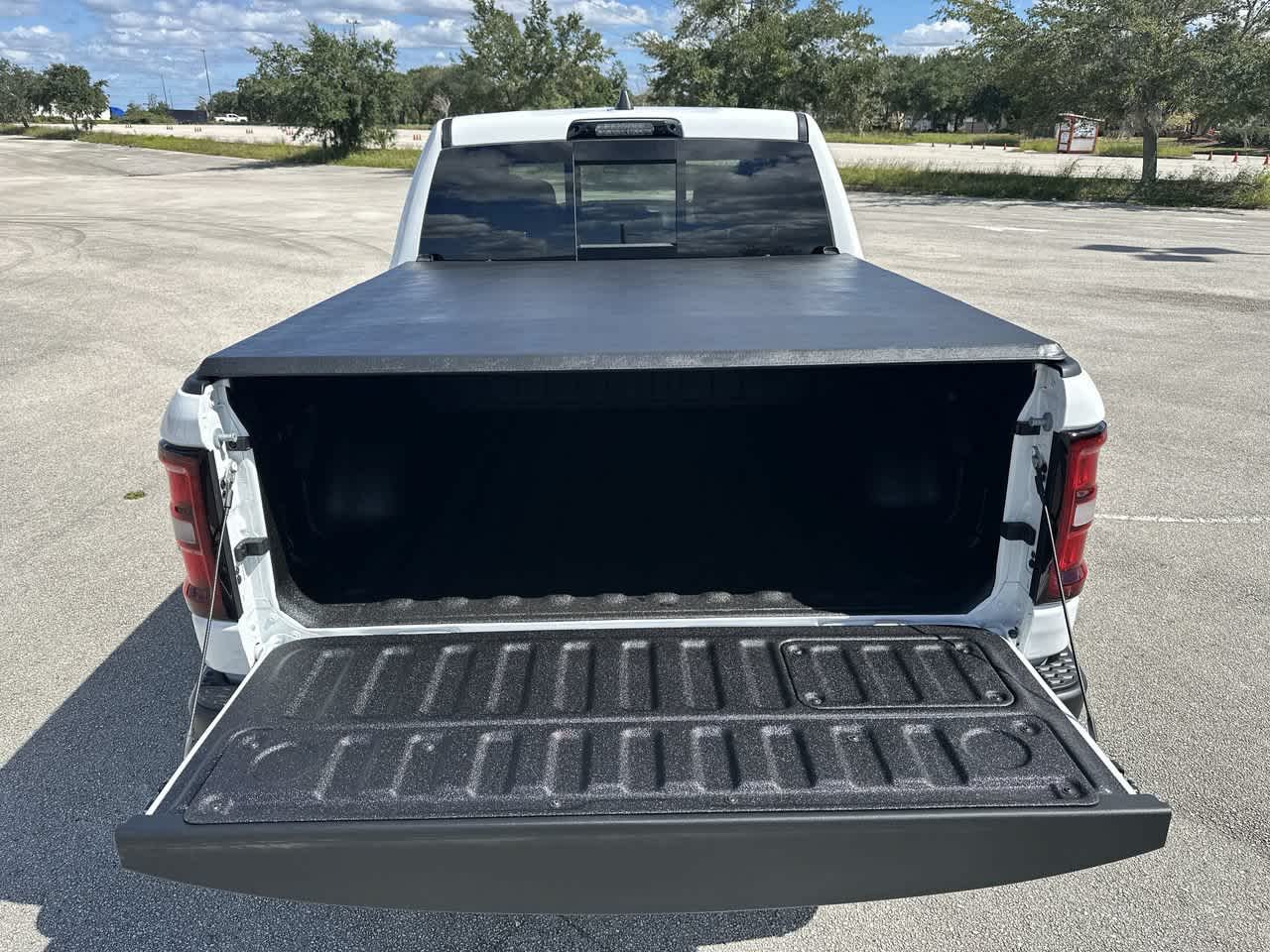 RAM 1500 de 2027, RAM 1500 REBEL, cabina doble, 4x4, caja de 5'7'