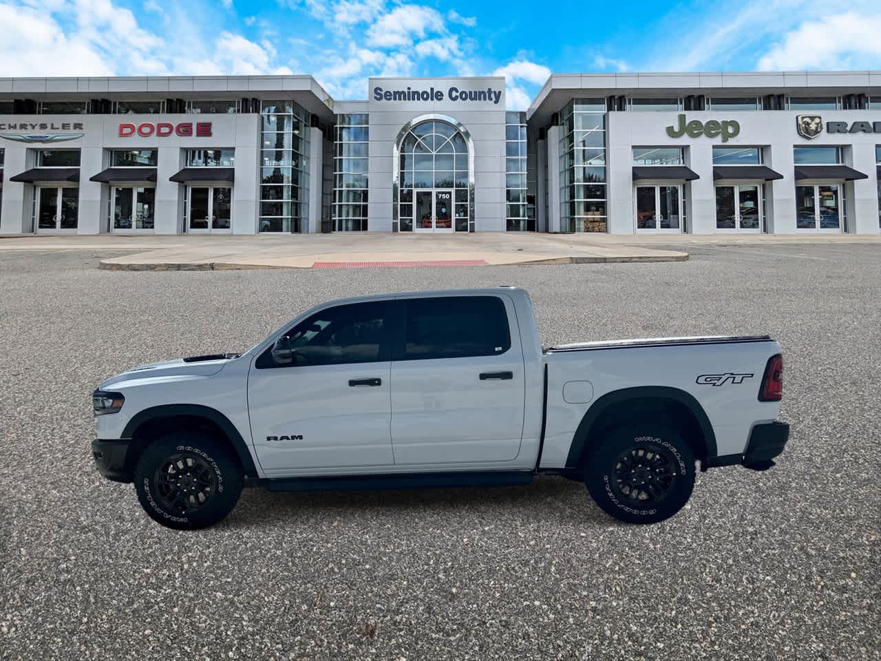 RAM 1500 de 2027, RAM 1500 REBEL, cabina doble, 4x4, caja de 5'7'