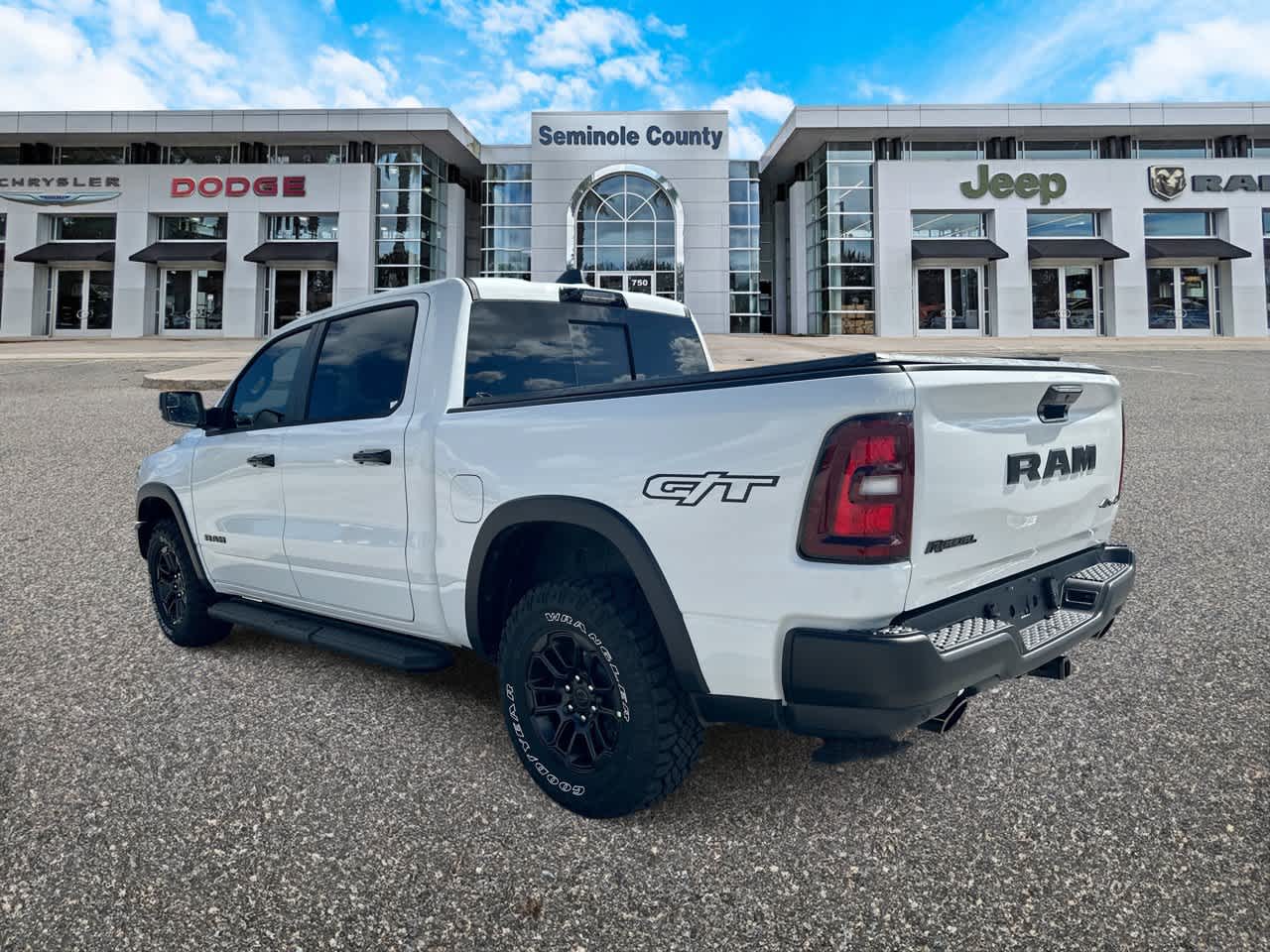 RAM 1500 de 2027, RAM 1500 REBEL, cabina doble, 4x4, caja de 5'7'