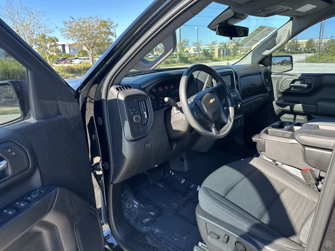 Chevrolet Silverado 1500 2WD de 2024, cabina doble, caja corta, versión Custom