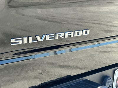 Chevrolet Silverado 1500 2WD de 2024, cabina doble, caja corta, versión Custom
