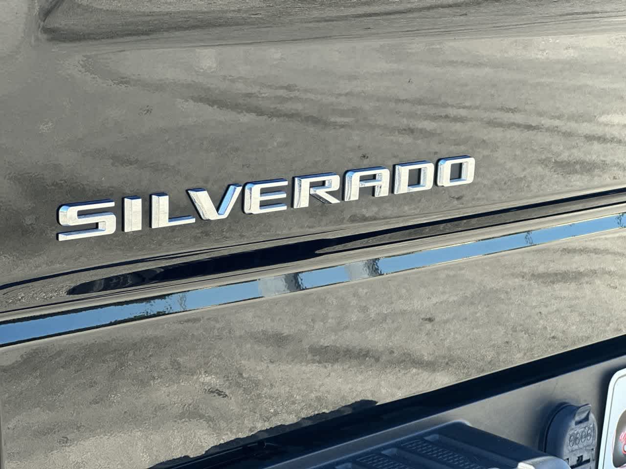 Chevrolet Silverado 1500 2WD de 2024, cabina doble, caja corta, versión Custom