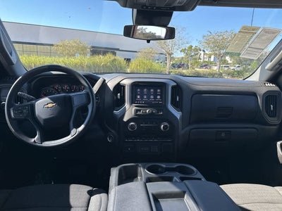 Chevrolet Silverado 1500 2WD de 2024, cabina doble, caja corta, versión Custom
