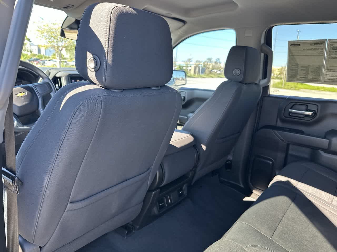 Chevrolet Silverado 1500 2WD de 2024, cabina doble, caja corta, versión Custom