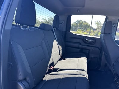 Chevrolet Silverado 1500 2WD de 2024, cabina doble, caja corta, versión Custom