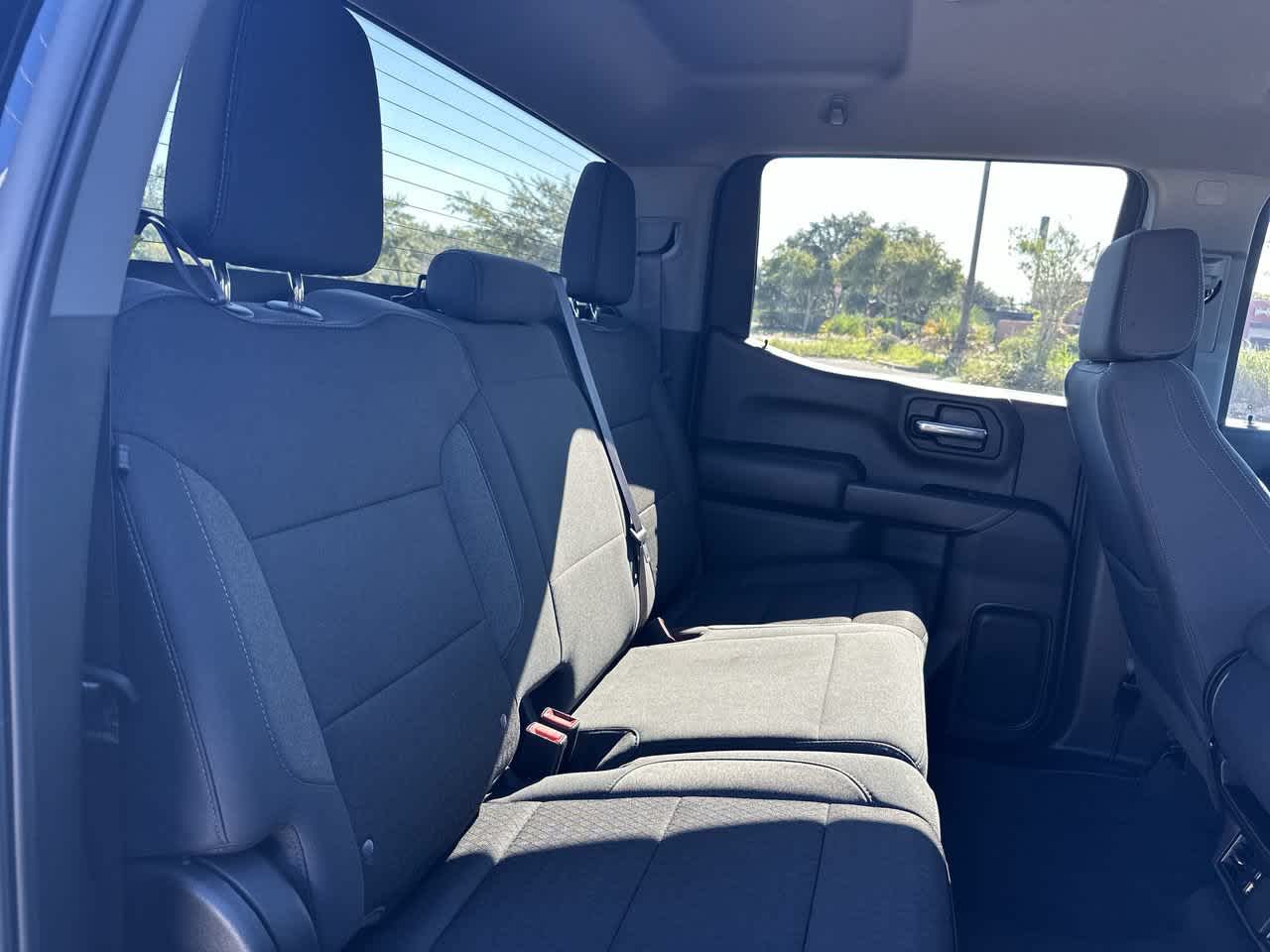 Chevrolet Silverado 1500 2WD de 2024, cabina doble, caja corta, versión Custom