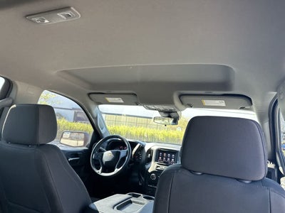 Chevrolet Silverado 1500 2WD de 2024, cabina doble, caja corta, versión Custom