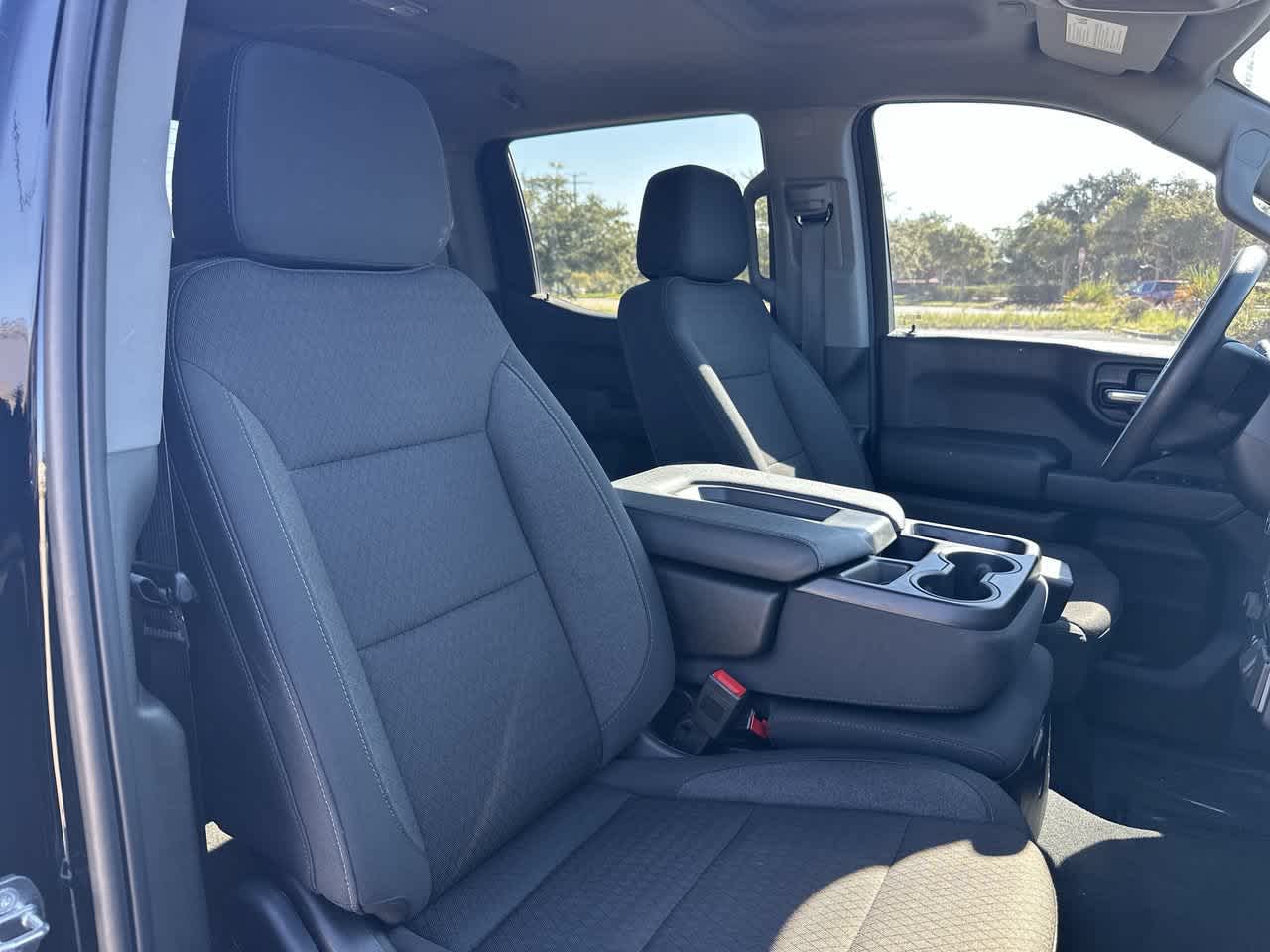 Chevrolet Silverado 1500 2WD de 2024, cabina doble, caja corta, versión Custom