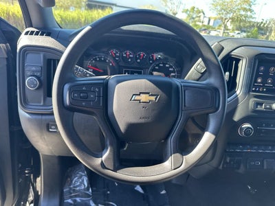 Chevrolet Silverado 1500 2WD de 2024, cabina doble, caja corta, versión Custom