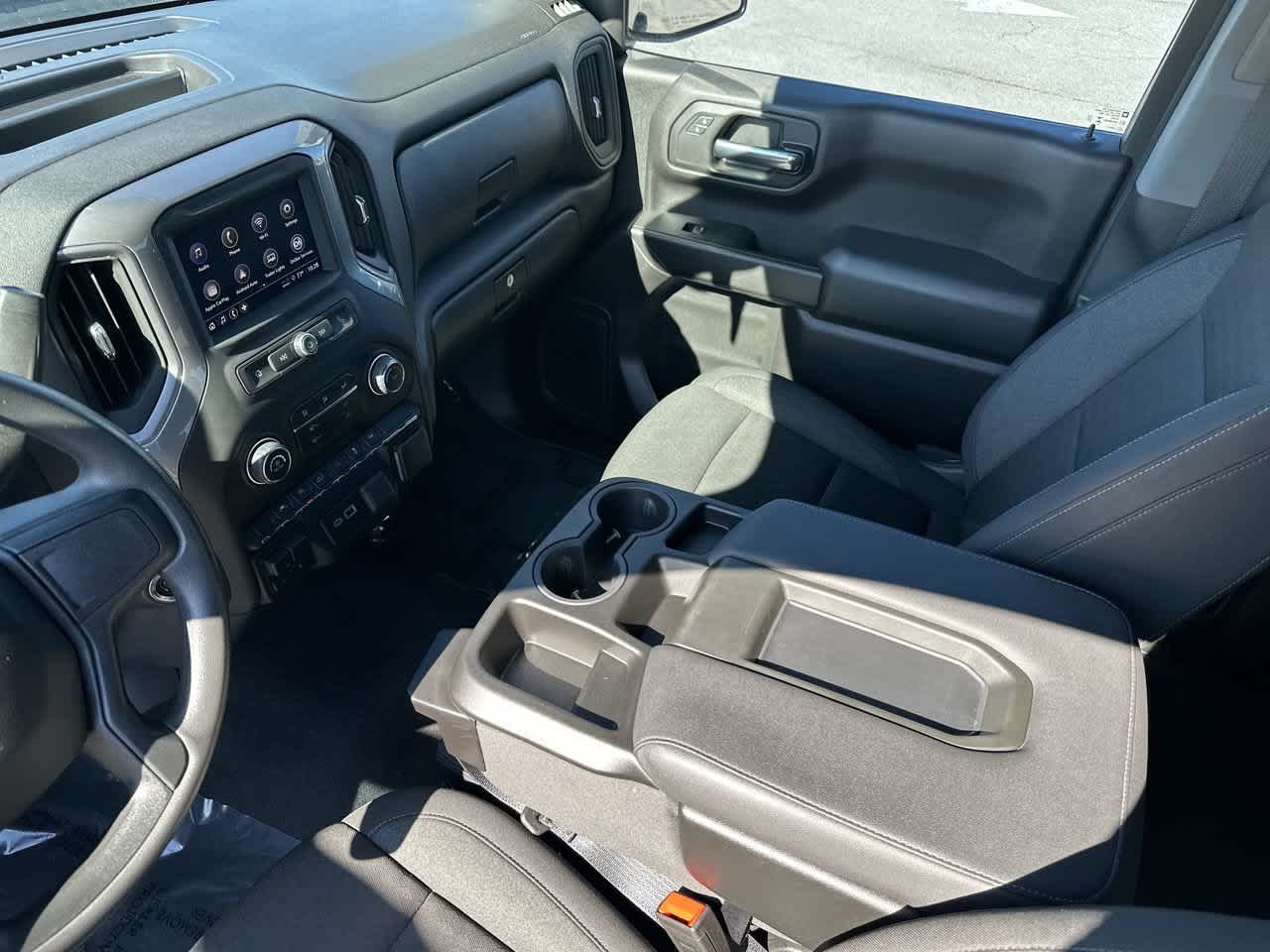 Chevrolet Silverado 1500 2WD de 2024, cabina doble, caja corta, versión Custom
