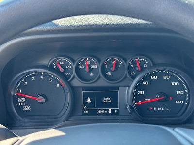 Chevrolet Silverado 1500 2WD de 2024, cabina doble, caja corta, versión Custom